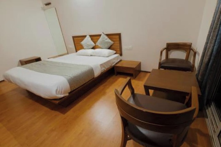 Room 6 of 33