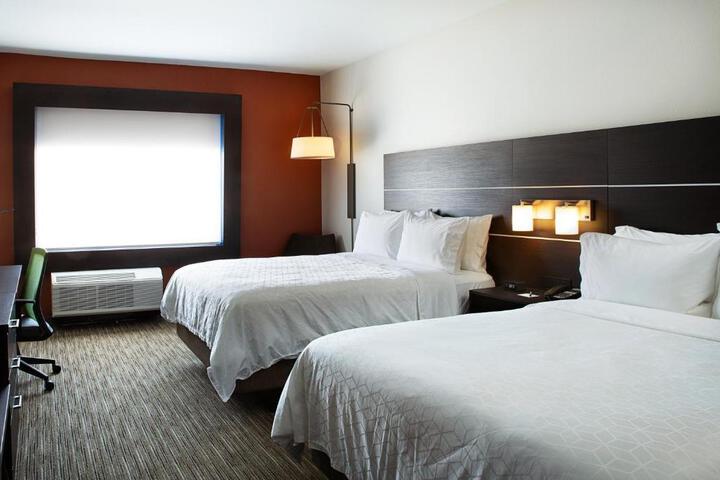 2 Queen Beds (7 of 8)