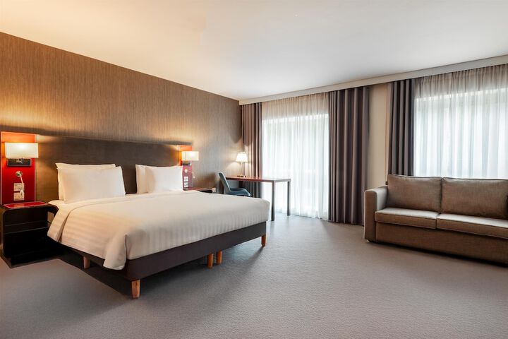 Room 32 of 151