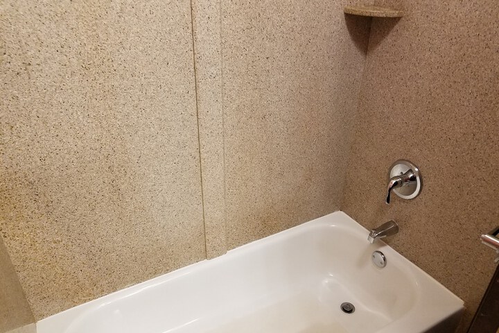 Deep soaking bathtub