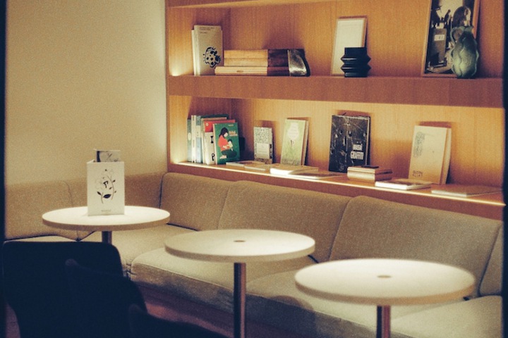 Lounge 56 of 59