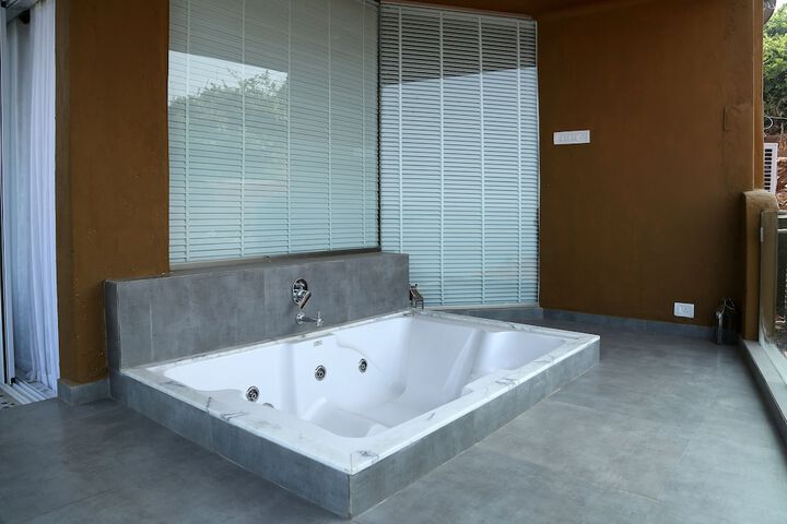 Jetted tub