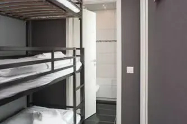 Room 10 of 14