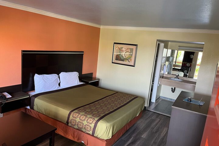 1 King Bed (13 of 14)