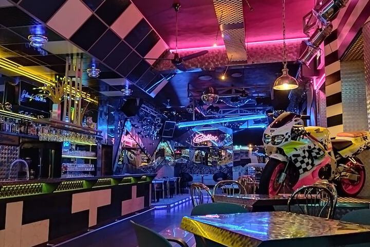Lounge 72 of 99