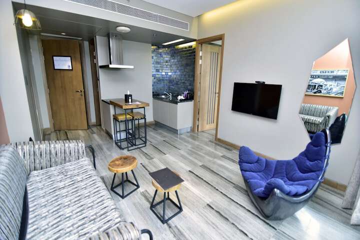 Lounge 62 of 103
