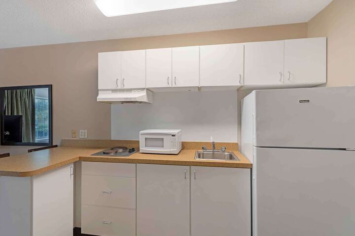 Modern Queen Bed Kitchen Accessible (3 of 11)