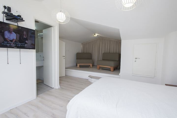 Room 4 of 18