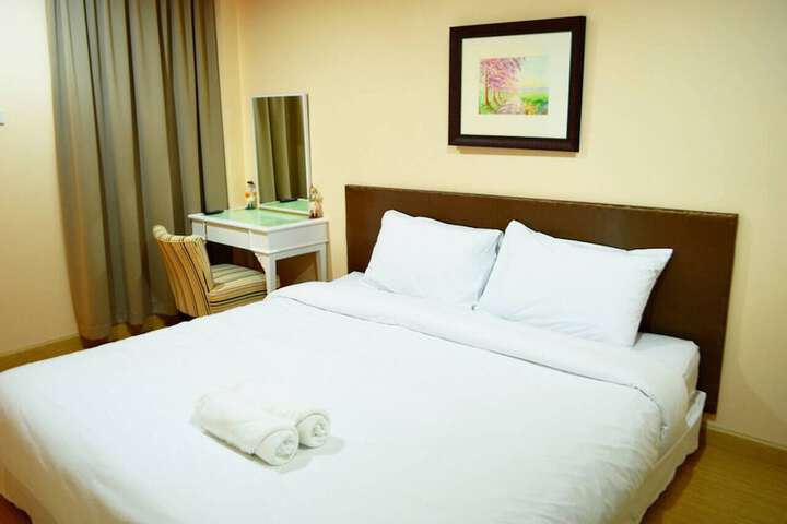 Room 6 of 18