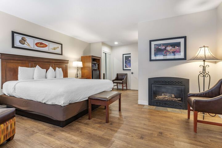 1 King Bed Microwave and Refrigerator WiFi Full Breakfast (7 of 9)