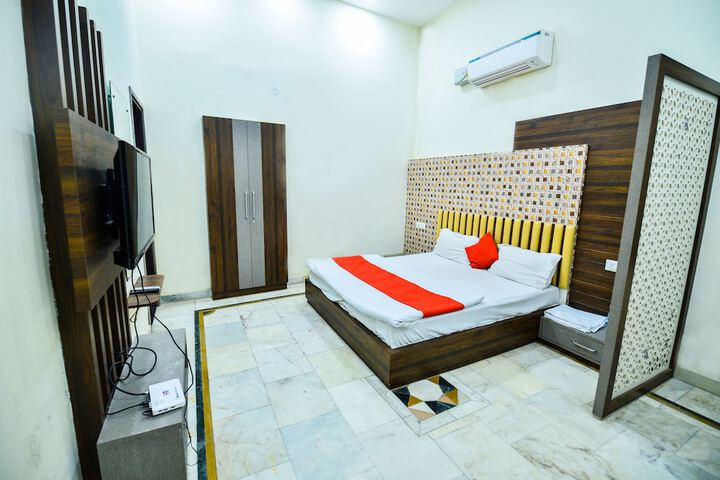 Room 4 of 16