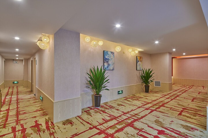 Ballroom/Hall 56 of 60