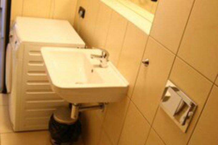 Room 8 of 275