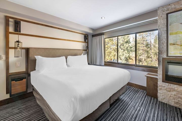 1 Bedroom Suite King Bed Queen Bed Sofa (6 of 10)
