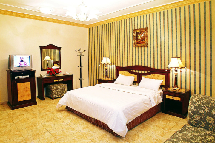 Room 4 of 13