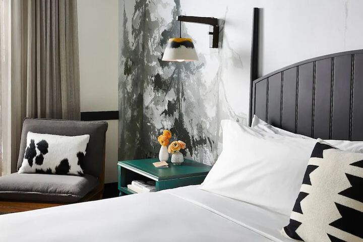 1 King Bed (5 of 10)