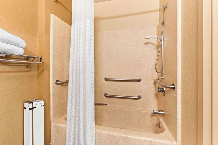 1 Queen Bed Efficiency (6 of 9)