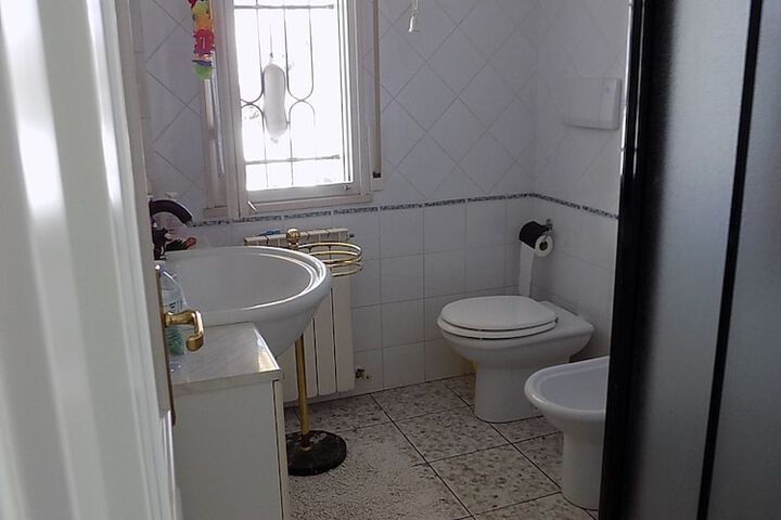 Room 10 of 29