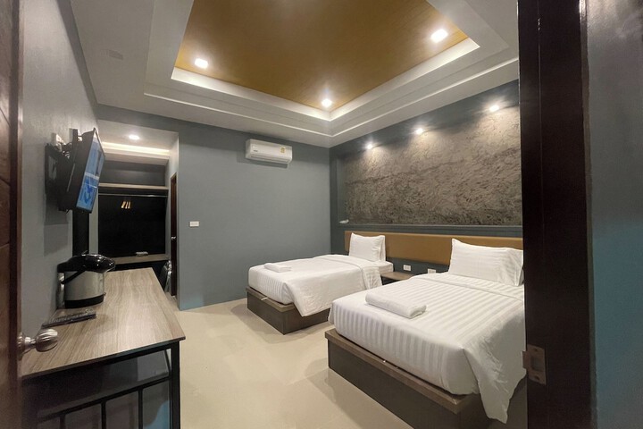 Room 7 of 12