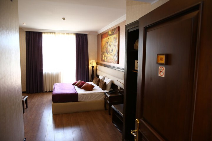 Room 9 of 122