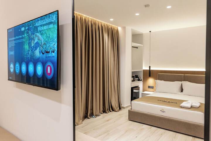 Room 18 of 244