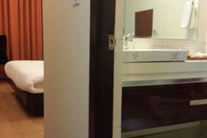 Room 4 of 16