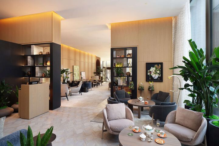Lounge 70 of 94