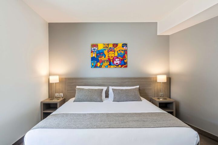 Room 9 of 76