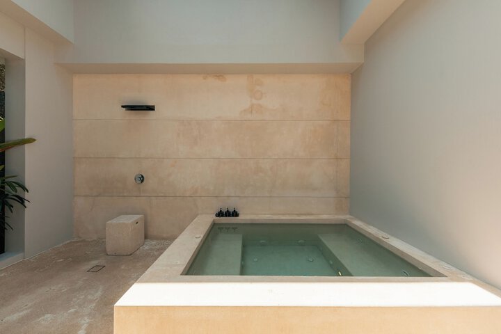 Hot Tub 39 of 100