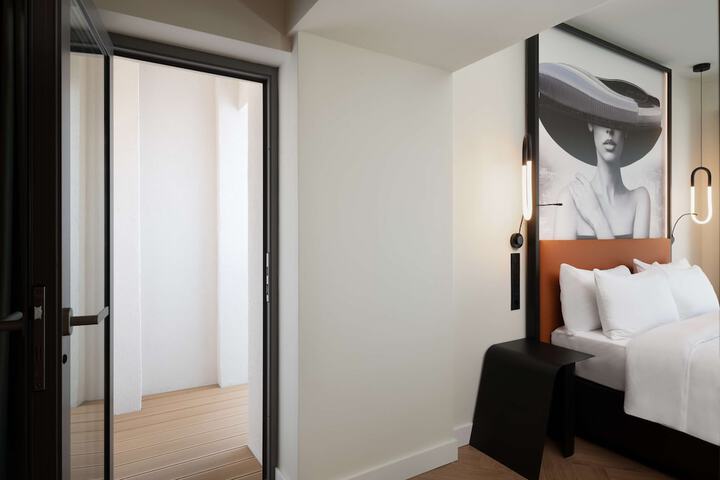 Room 28 of 166