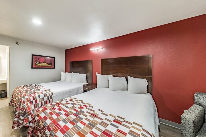 Deluxe 2 Queen Beds (3 of 7)