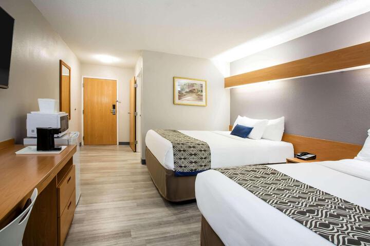 1 Queen Bed Accessible Room (5 of 8)