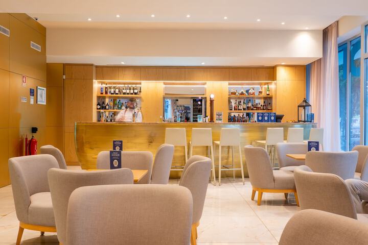 Lounge 51 of 63