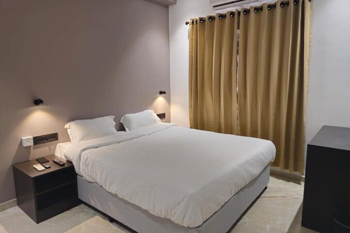 Room 8 of 16
