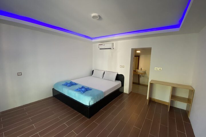 Room 6 of 104