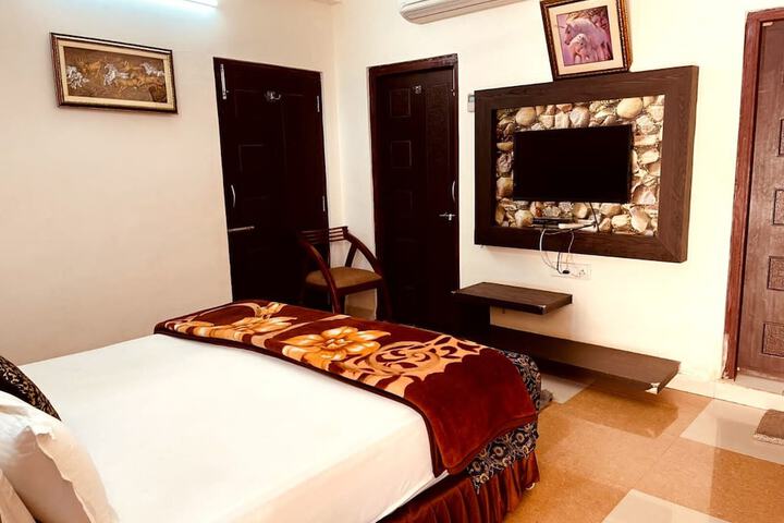 Room 8 of 16