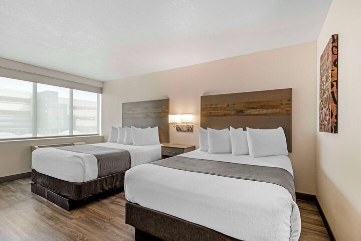 2 Queen Beds Pillow Microfridge Full Breakfast (8 of 17)