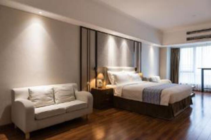 Room 6 of 8