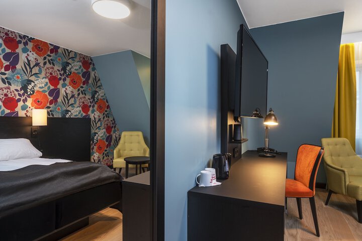 Room 4 of 80