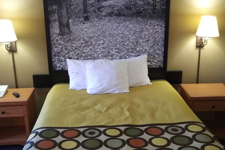 1 Queen Bed (32 of 35)