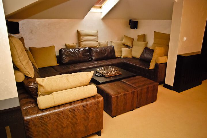Room 3 of 8