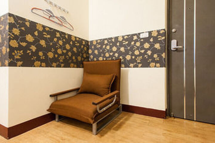 Room 13 of 16