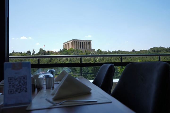 Dining 13 of 15