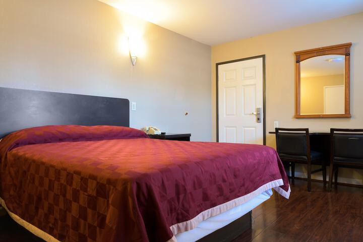 1 Queen Bed (14 of 18)