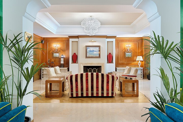 Lounge 34 of 46