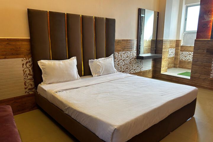 Room 4 of 13