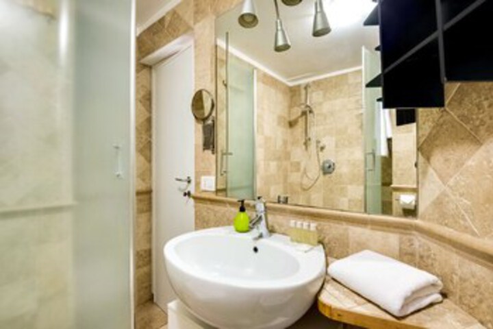 Room 4 of 25