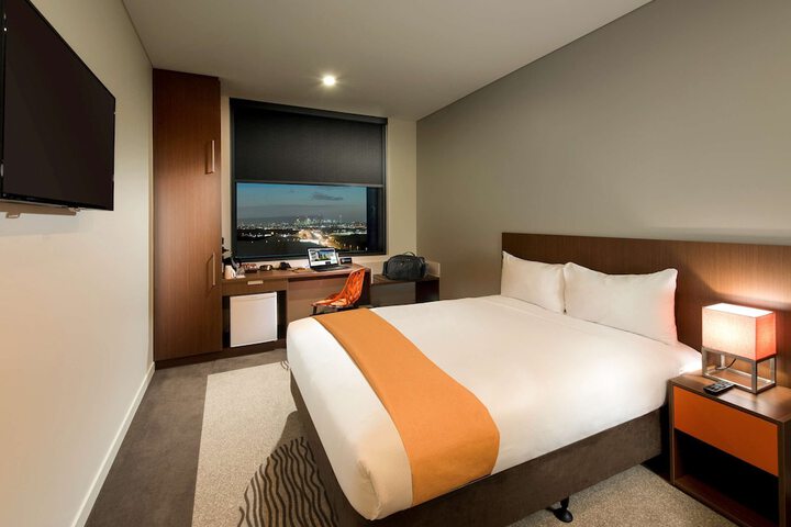 Room 6 of 18