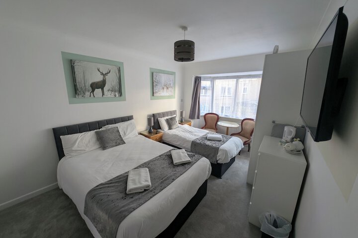 Room 10 of 14
