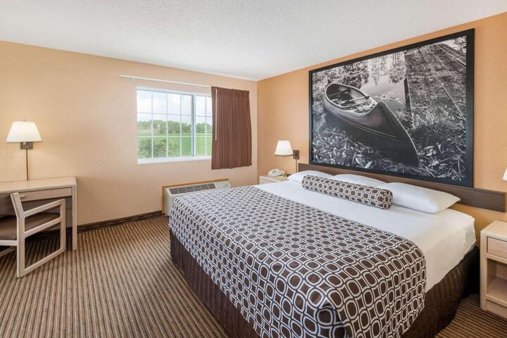 1 King Bed (2 of 9)